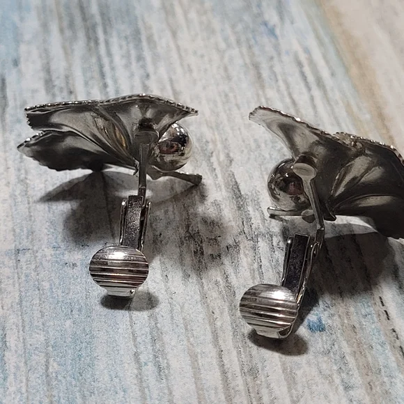 Vintage Flower Brooch and Earrings Set. - Picture 7 of 8